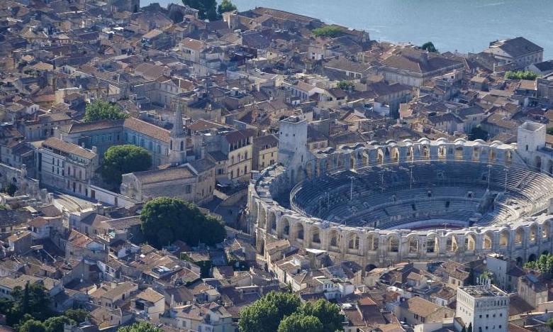 Arles vue aérienne avec l&#039;amphithéâtre 