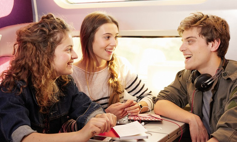 Groupe de jeunes voyageurs, à bord du TGV Lyria